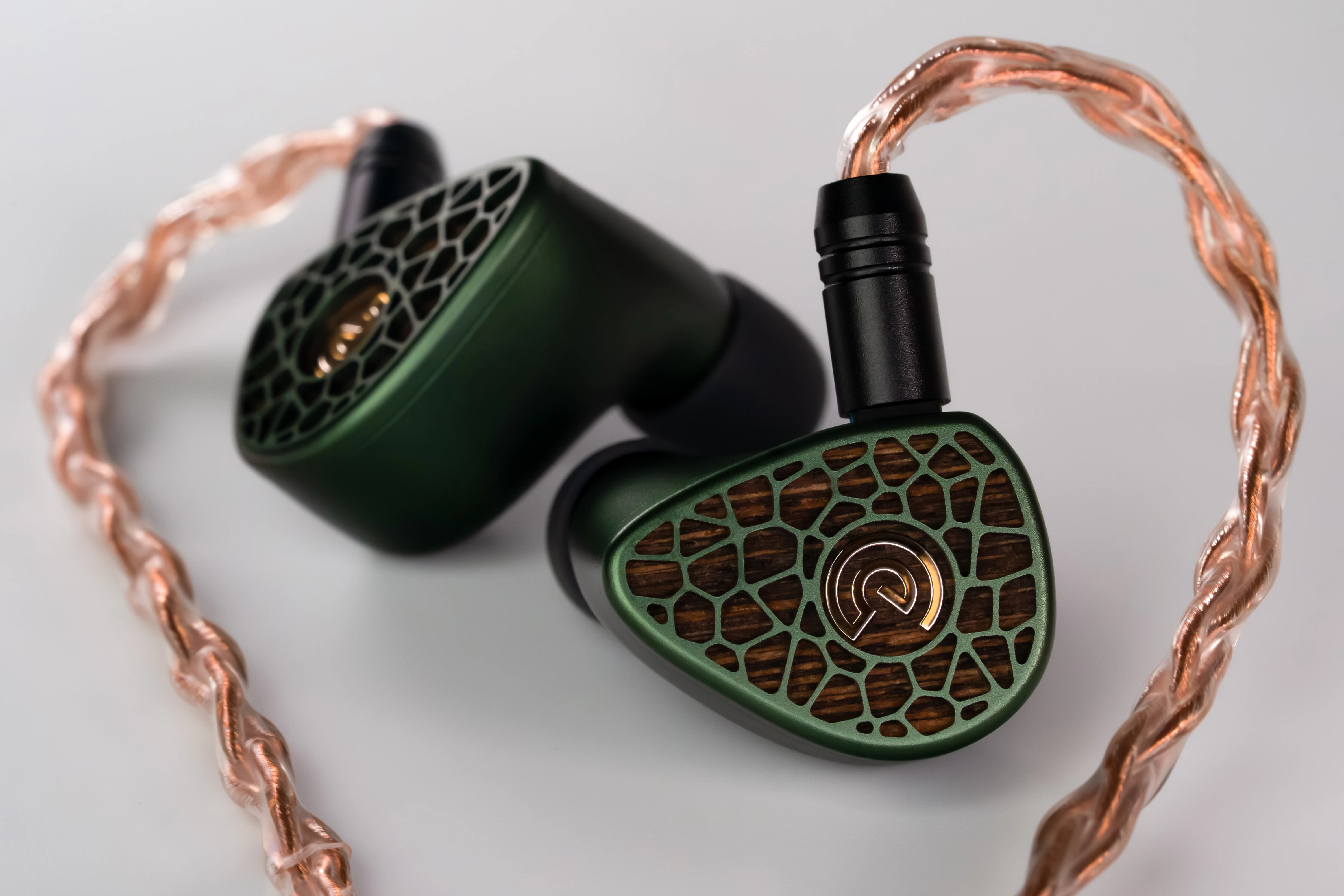 Leszy with its 8-core OCC cable in natural copper colour