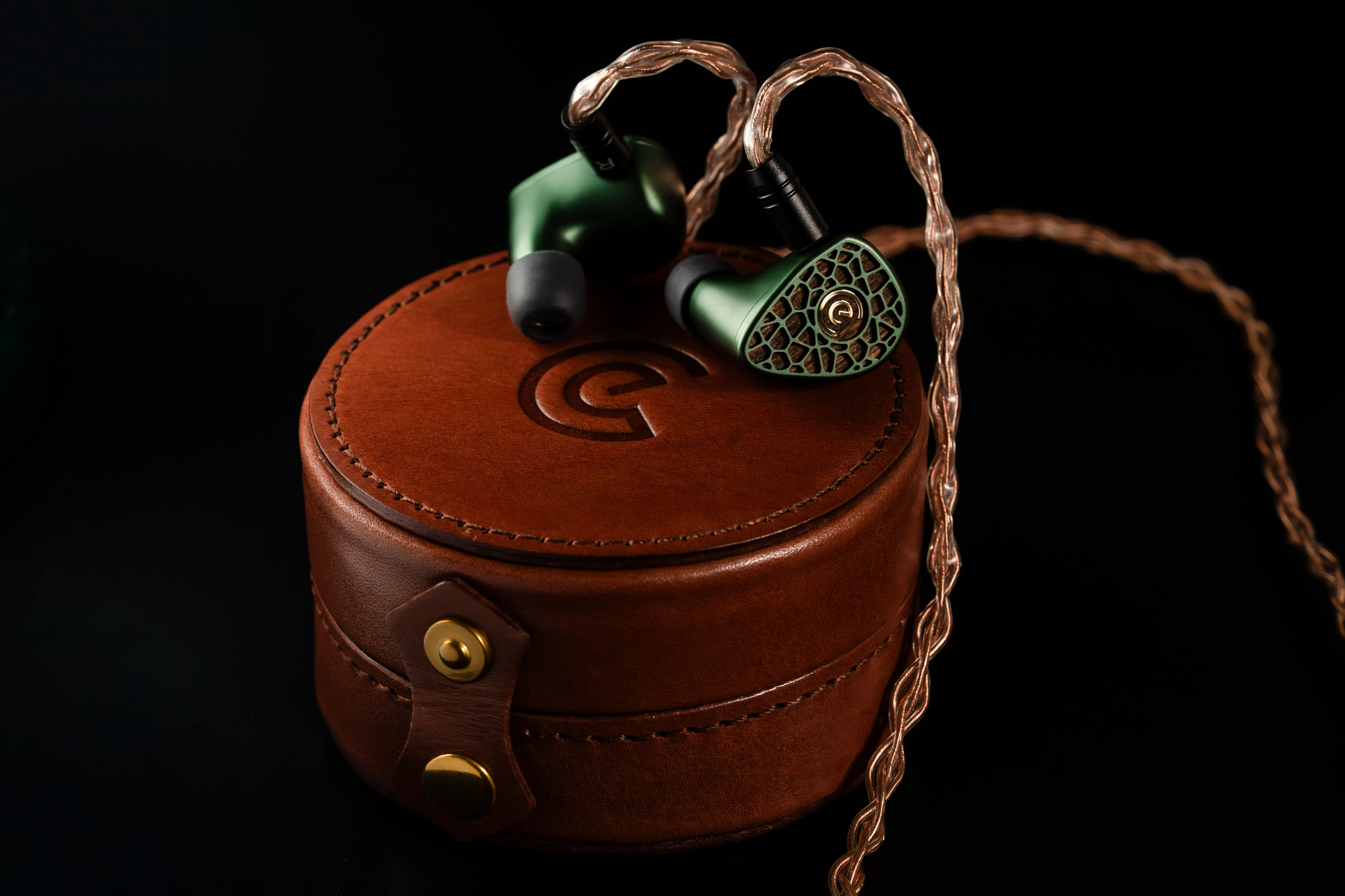 Leszy with its copper cable on the round brown leather case